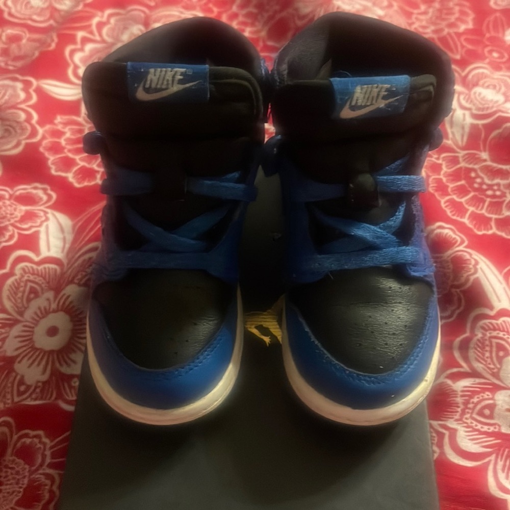 Used sneaker size 9c